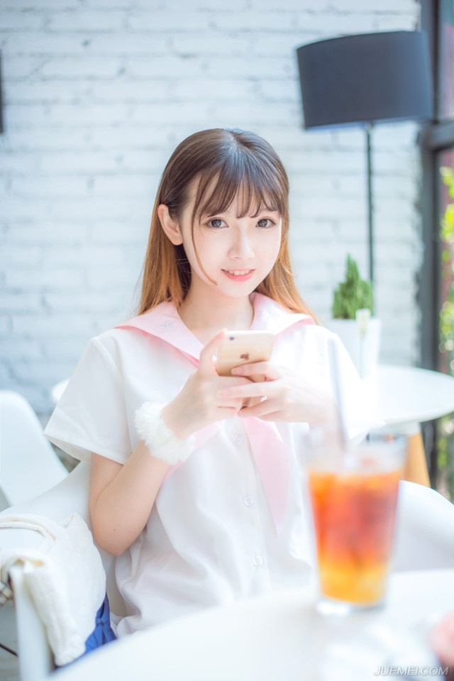 “吼~”伏德一把拔出了腿上的箭簇，身体一滚，滚进了对方的战船之中，手中钢刀一刀将两名江东战士的腿齐根斩断，这是他这辈子第一次，作为自己参战，无所谓忠诚，无所谓为谁而战，他只想为自己战一次，哪怕，是最后一次。